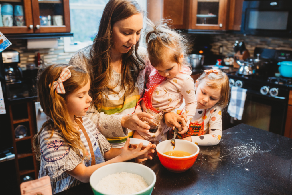 mom baking with kids christmas